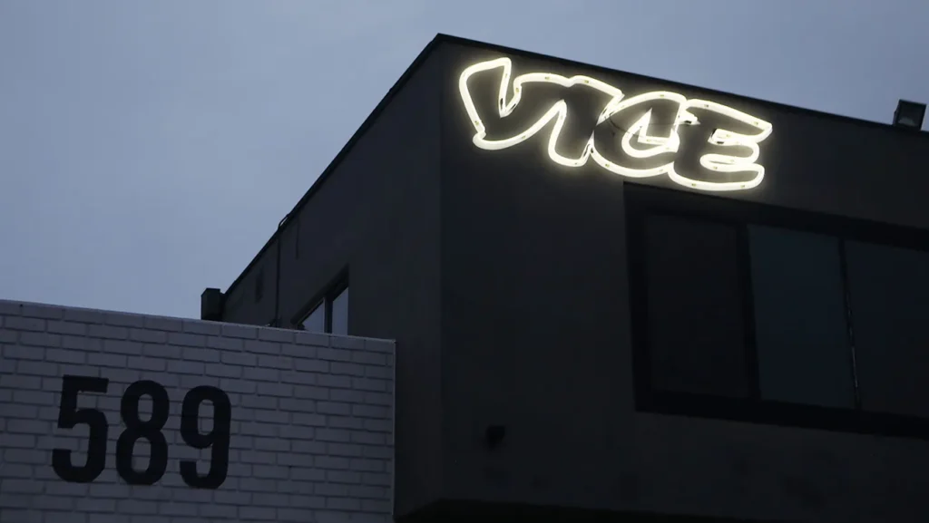 Vice Media dice que ‘varios cientos’ de miembros del personal serán despedidos y el sitio de noticias Vice.com cerrado.