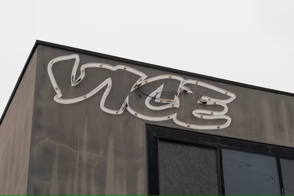 Vice Media dice que ‘varios cientos’ de miembros del personal serán despedidos y el sitio de noticias Vice.com cerrado.