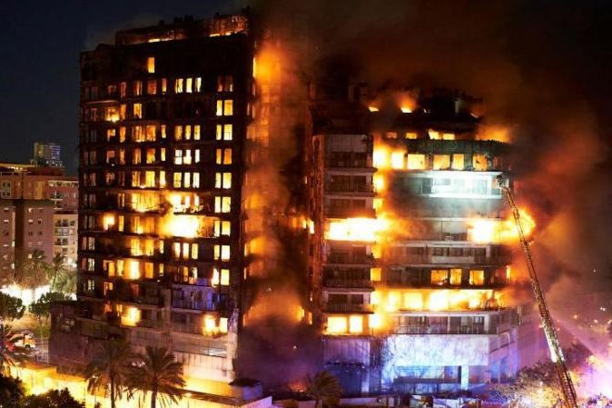 Un incendio devora un edificio de viviendas en Valencia