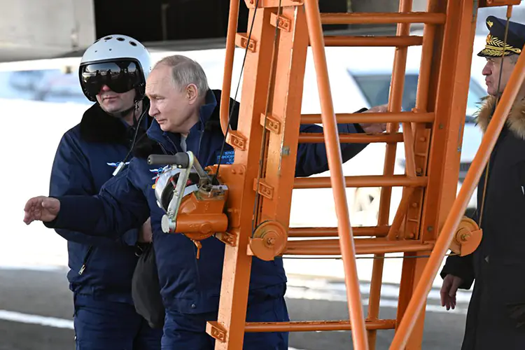 Vladimir Putin participa en vuelo de prueba de bombardero nuclear