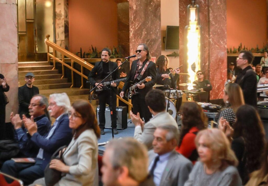 Rinden homenaje póstumo a José Agustín, la Secretaría de Cultura del Gobierno de México y el INBAL reconocen su legado en el Palacio de Bellas Artes.