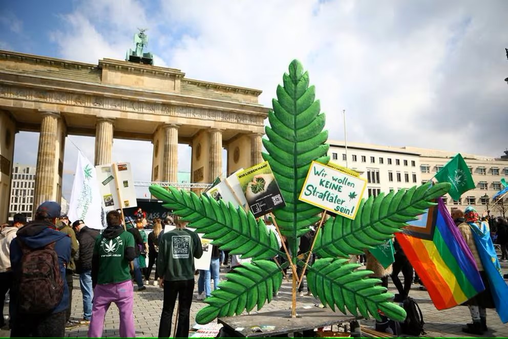 Alemania legalizó el consumo de cannabis recreativo Alemania legaliza el consumo recreativo de cannabis y la posesión de pequeñas cantidades.