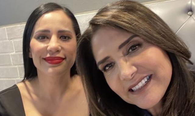 Sandra Cuevas llega acompañada de Alejandra Barrales a la sede de MC