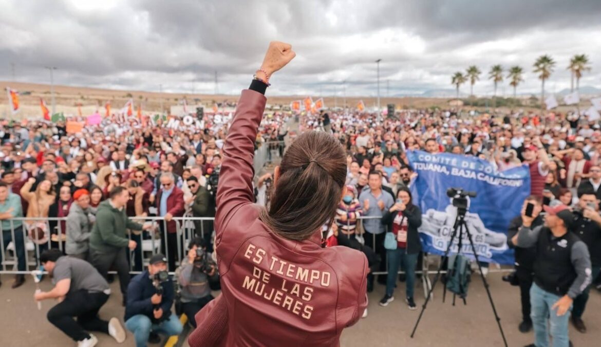 Con ambiente de fiesta reciben a Sheinbaum en Cabo San Lucas