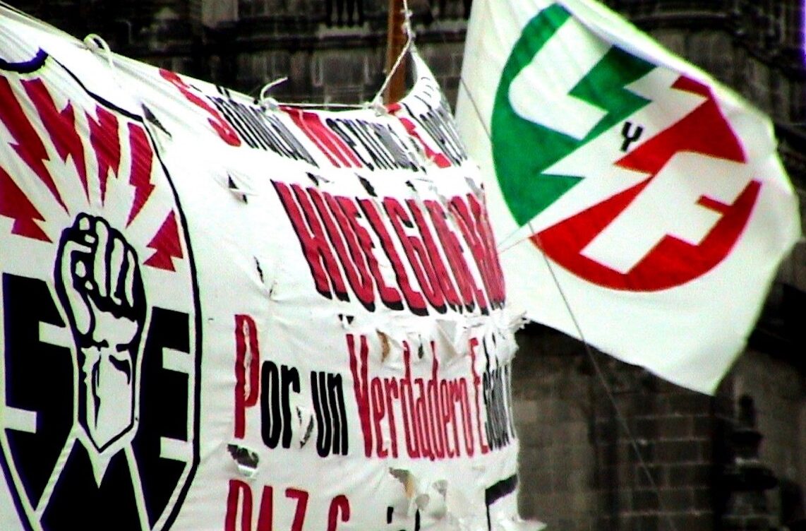 Cientos de electricistas protestan contra ministros 