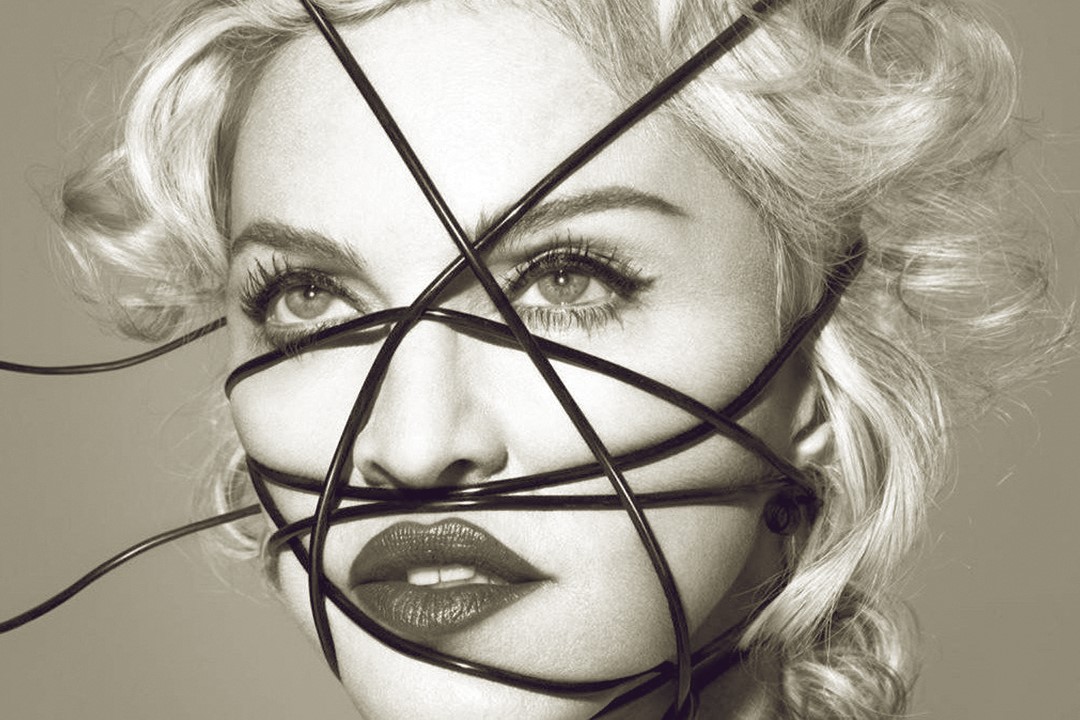 Madonna reclama a fan por no pararse durante su concierto y descubre que estaba en silla de ruedas