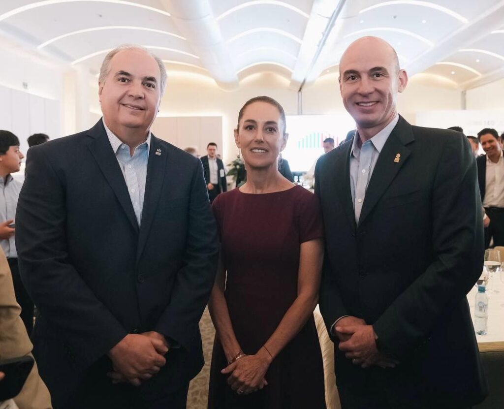 Claudia Sheinbaum expone su visión de desarrollo para el país ante empresarios y empresarias de Nuevo León “Necesitamos tener un esquema de planeación, a partir de vocaciones territoriales, de recursos naturales territoriales”, manifestó sobre la relocalización de empresas.