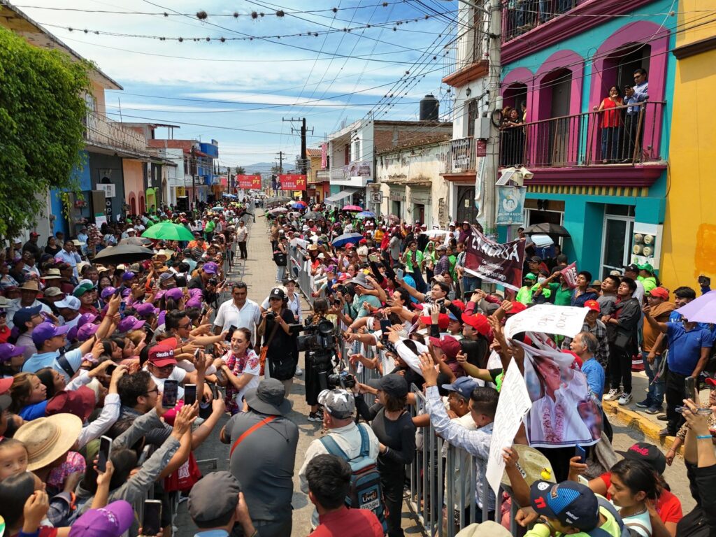 Claudia Sheinbaum se reunió con miles de personas que anhelan la continuidad de la 4T en los municipios de Puerto Escondido, Santa María Huatulco, Tlacolula de Matamoros y Miahuatlán de Porfirio Díaz.