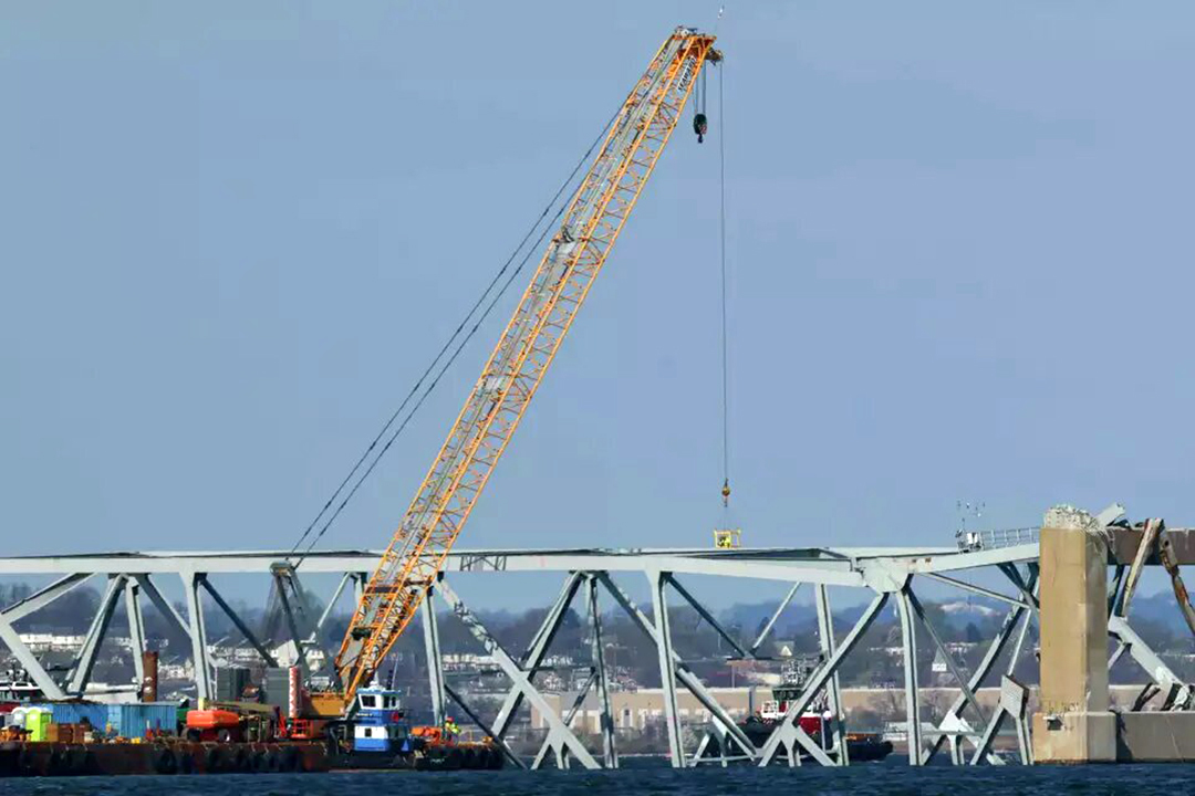 Equipos se preparan para retirar primera pieza de acero retorcido de puente derrumbado de Baltimore