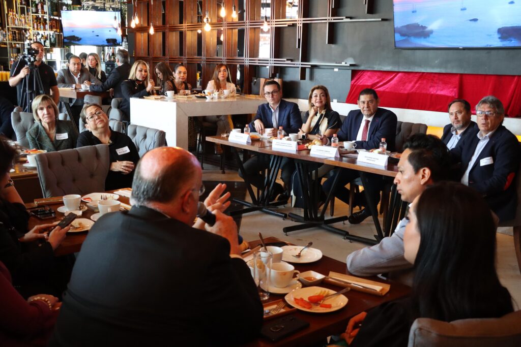 Sueño en que Puebla sea la capital de la electromovilidad: Alejandro Armenta Alejandro Armenta, se reunió con representantes del sector en un esfuerzo por fortalecer el desarrollo económico de Puebla.