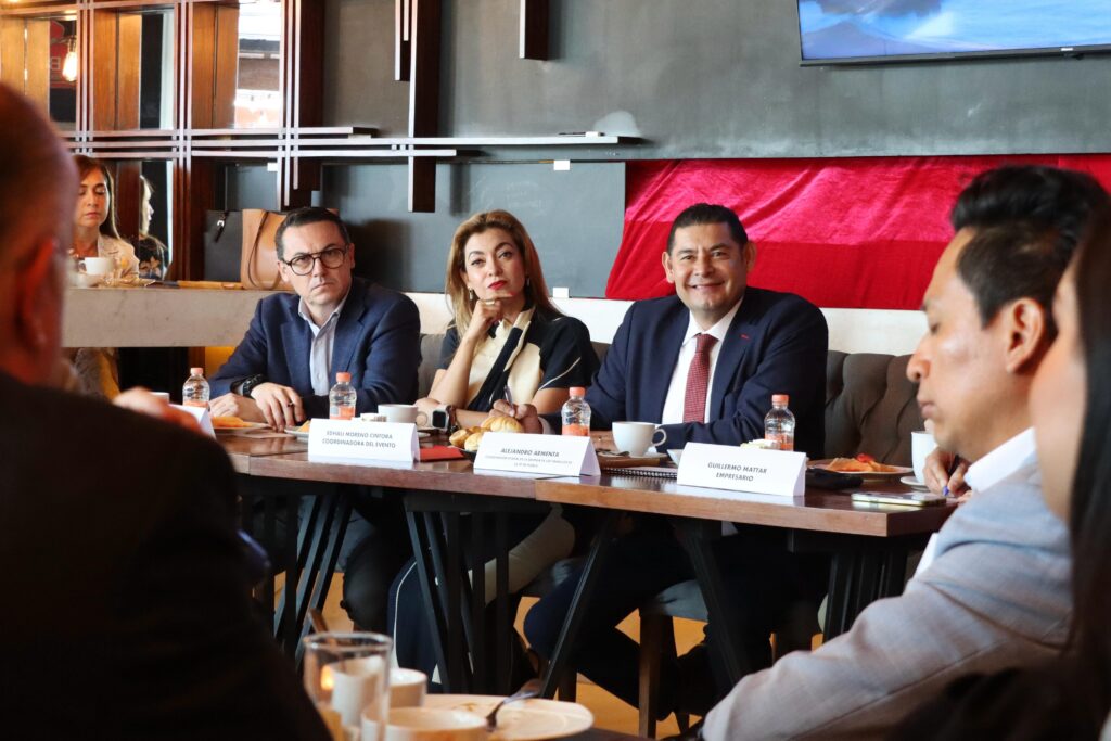 Sueño en que Puebla sea la capital de la electromovilidad: Alejandro Armenta Alejandro Armenta, se reunió con representantes del sector en un esfuerzo por fortalecer el desarrollo económico de Puebla.
