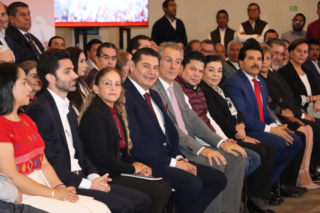 "Este gran equipo es un gran equipo de hombres, de mujeres, mujeres y hombres que aman a Puebla", fue así como Alejandro Armenta el candidato registrado por la mega coalición Seguimos Haciendo Historia presentó a los integrantes de su equipo ganador, durante su discurso, destacó la importancia de la integración de un equipo comprometido con los valores de la Cuarta Transformación.