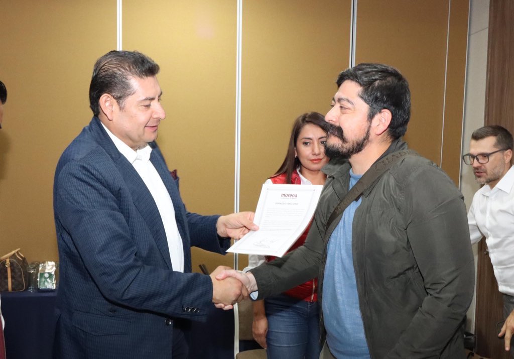 El maestro Alejandro Armenta, continúa con la tarea de cohesión con los líderes del estado, y en esta ocasión correspondió atender a los municipios de Xicotepec, Huauchinango y Huejotzingo. Estas reuniones, de suma importancia para el fortalecimiento del proyecto de transformación, han sido el escenario para reconocer el liderazgo y la apertura de las y los ex aspirantes a presidentes municipales de dichos municipios.