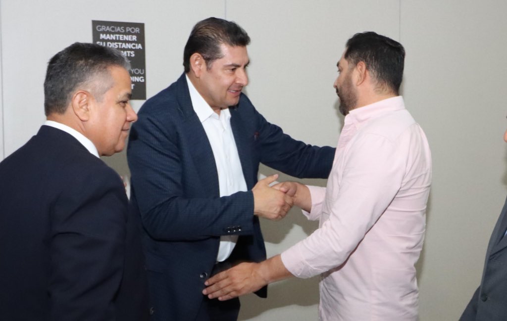 El maestro Alejandro Armenta, continúa con la tarea de cohesión con los líderes del estado, y en esta ocasión correspondió atender a los municipios de Xicotepec, Huauchinango y Huejotzingo. Estas reuniones, de suma importancia para el fortalecimiento del proyecto de transformación, han sido el escenario para reconocer el liderazgo y la apertura de las y los ex aspirantes a presidentes municipales de dichos municipios.