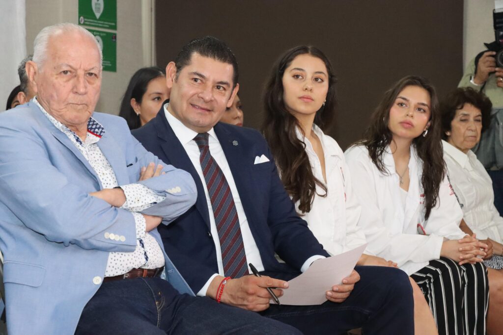 Alejandro Armenta reconoce iniciativas que promueven la salud comunitaria Alejandro Armenta expresó su entusiasmo por la necesidad de fomentar la producción local de alimentos saludables y adoptar prácticas sustentables.