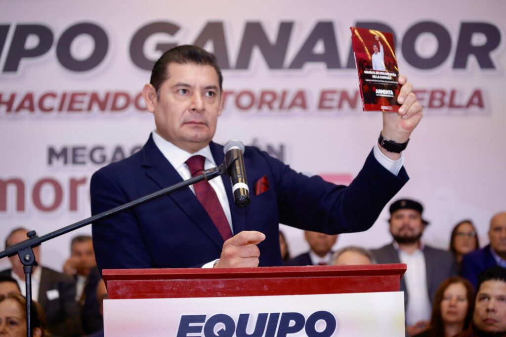 "Este gran equipo es un gran equipo de hombres, de mujeres, mujeres y hombres que aman a Puebla", fue así como Alejandro Armenta el candidato registrado por la mega coalición Seguimos Haciendo Historia presentó a los integrantes de su equipo ganador, durante su discurso, destacó la importancia de la integración de un equipo comprometido con los valores de la Cuarta Transformación.