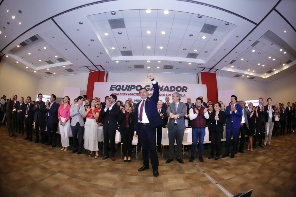 "Este gran equipo es un gran equipo de hombres, de mujeres, mujeres y hombres que aman a Puebla", fue así como Alejandro Armenta el candidato registrado por la mega coalición Seguimos Haciendo Historia presentó a los integrantes de su equipo ganador, durante su discurso, destacó la importancia de la integración de un equipo comprometido con los valores de la Cuarta Transformación.