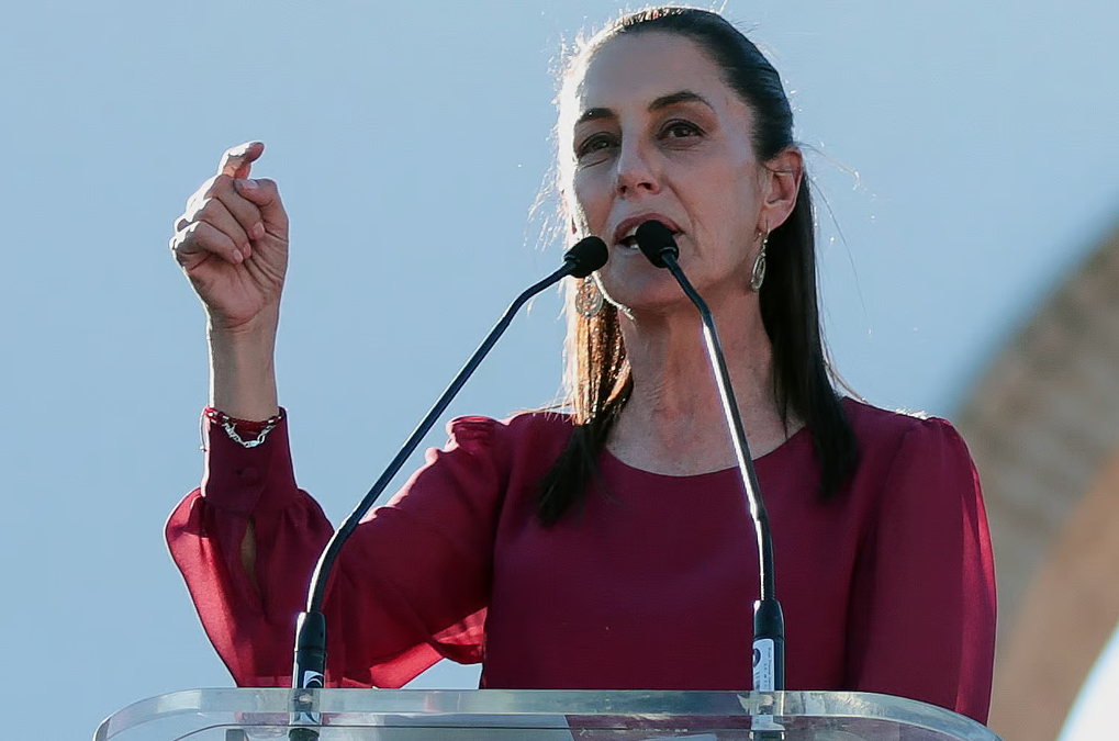 Sheinbaum reprueba irrupción de normalistas a Palacio Nacional