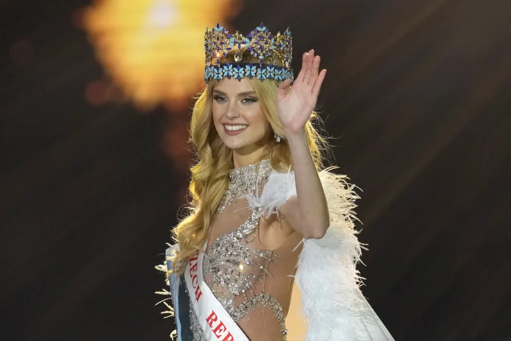 La Krystyna Pyszková de la República Checa coronada Miss Mundo 2024 Krystyna Pyszková, representante de República Checa, coronada Miss Mundo 2024.