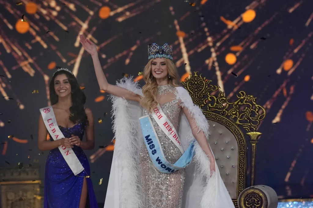 La Krystyna Pyszková de la República Checa coronada Miss Mundo 2024 Krystyna Pyszková, representante de República Checa, coronada Miss Mundo 2024.