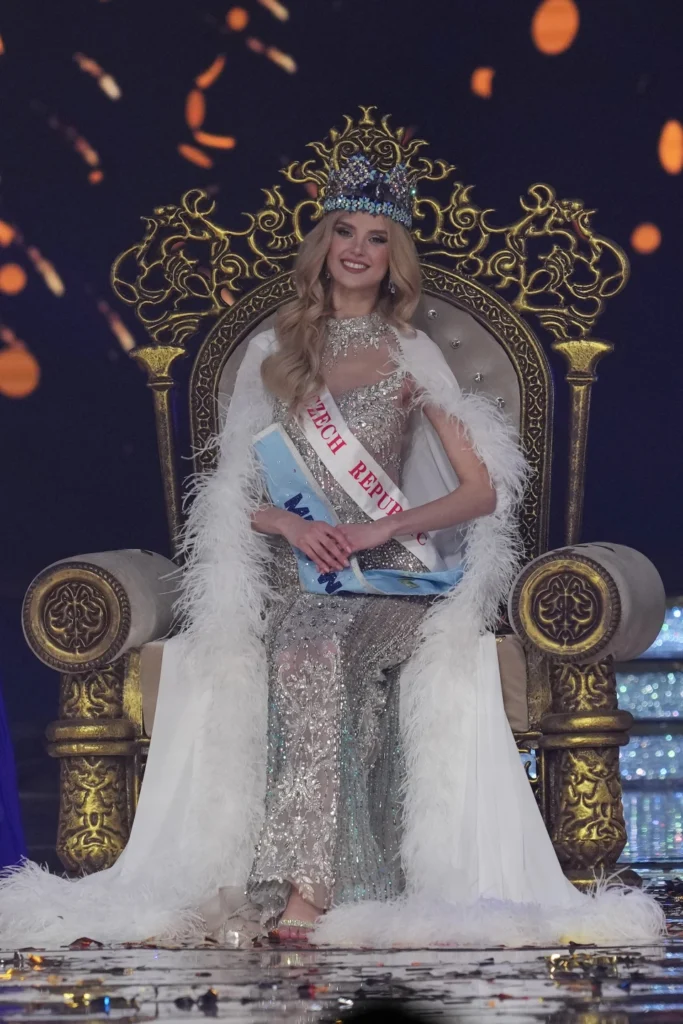 La Krystyna Pyszková de la República Checa coronada Miss Mundo 2024 Krystyna Pyszková, representante de República Checa, coronada Miss Mundo 2024.