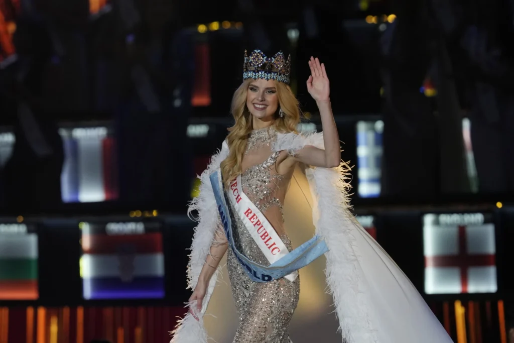 La Krystyna Pyszková de la República Checa coronada Miss Mundo 2024 Krystyna Pyszková, representante de República Checa, coronada Miss Mundo 2024.