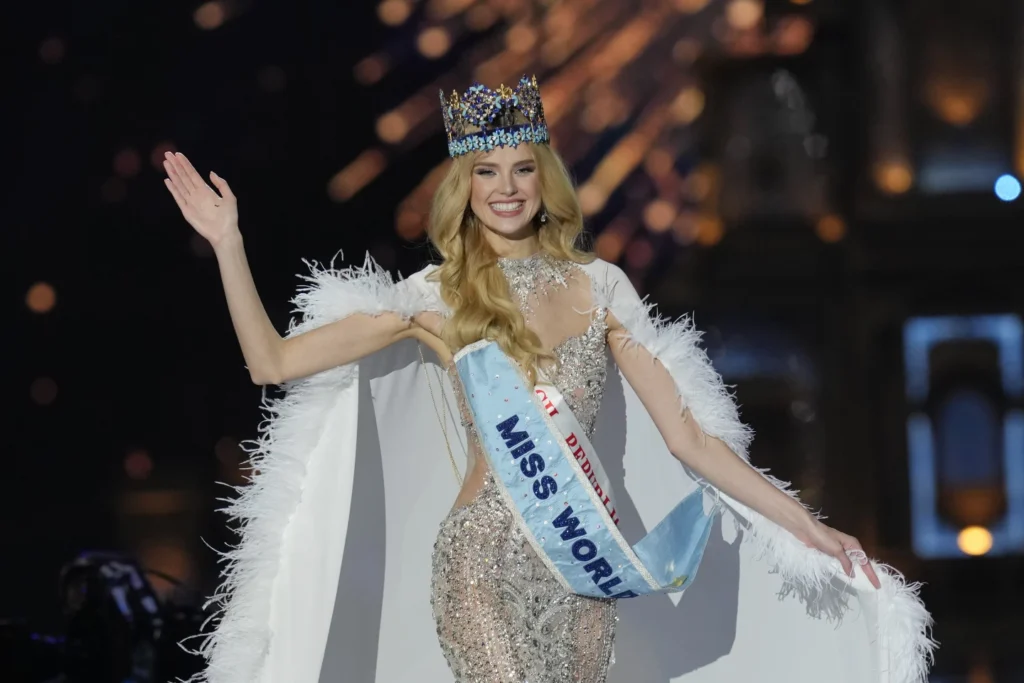 La Krystyna Pyszková de la República Checa coronada Miss Mundo 2024 Krystyna Pyszková, representante de República Checa, coronada Miss Mundo 2024.