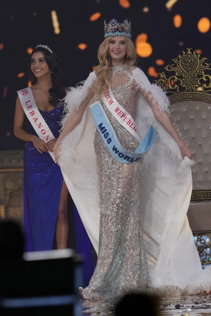 La Krystyna Pyszková de la República Checa coronada Miss Mundo 2024 Krystyna Pyszková, representante de República Checa, coronada Miss Mundo 2024.