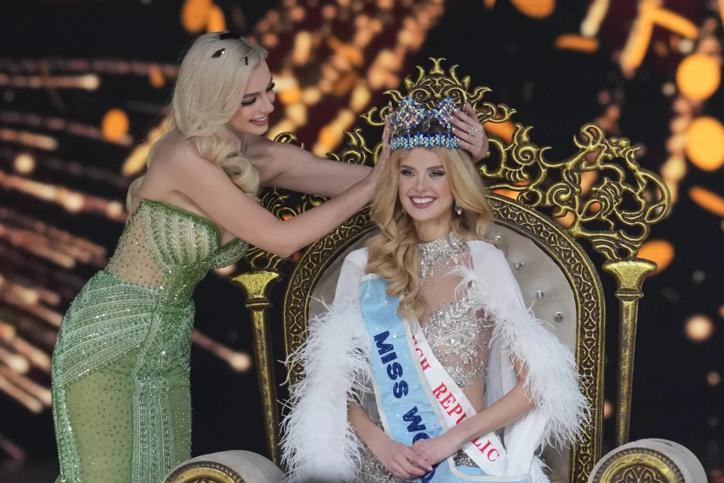 La Krystyna Pyszková de la República Checa coronada Miss Mundo 2024 Krystyna Pyszková, representante de República Checa, coronada Miss Mundo 2024.