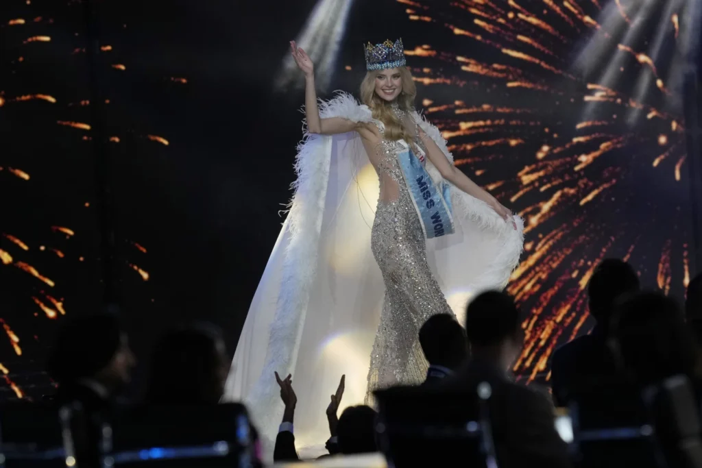 La Krystyna Pyszková de la República Checa coronada Miss Mundo 2024 Krystyna Pyszková, representante de República Checa, coronada Miss Mundo 2024.