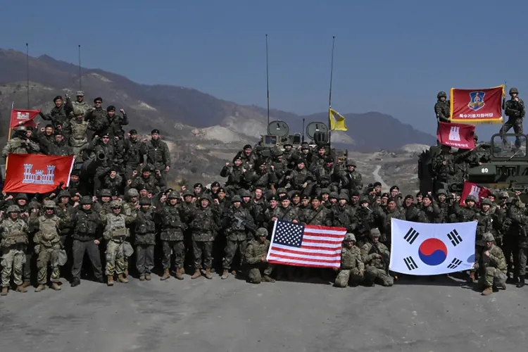 Realizan Corea del Sur y EU ejercicios con fuego real