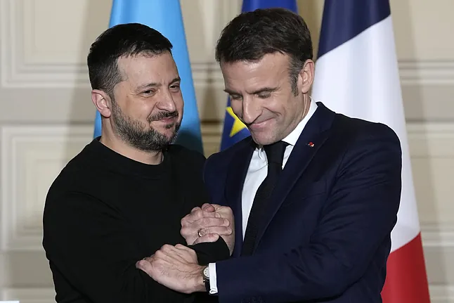 Macron insiste en el envío de tropas ‘para que Rusia no gane la guerra en Ucrania’ Macron mantiene el tono duro para liderar la oposición europea contra Putin: "Si decidimos ser débiles frente a alguien como Putin, que no tiene límites, si le decimos de forma ingenua que no superaremos este o ese límite, no sería buscar la paz; sería asumir la derrota", aseguró.