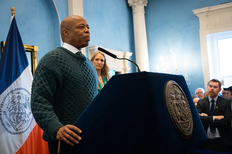 Demandan a alcalde de Nueva York por agresión sexual