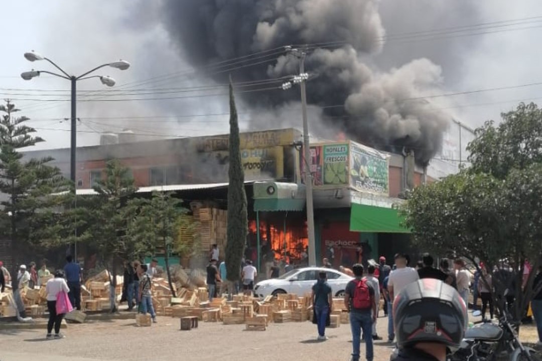 Devastador incendio arrasa la Central de Abastos de Tultitlán