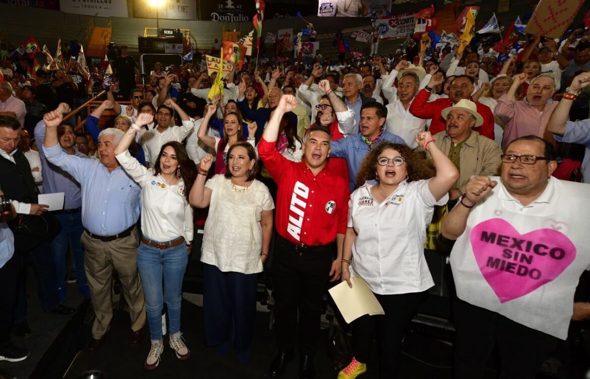 Alejandro Moreno se deja ver junto a Xóchitl en campaña por Jalisco