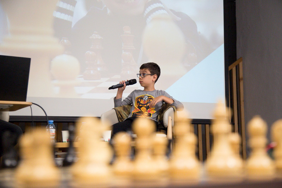 Magnus Carlsen cae ante Faustino Oro, de 10 años