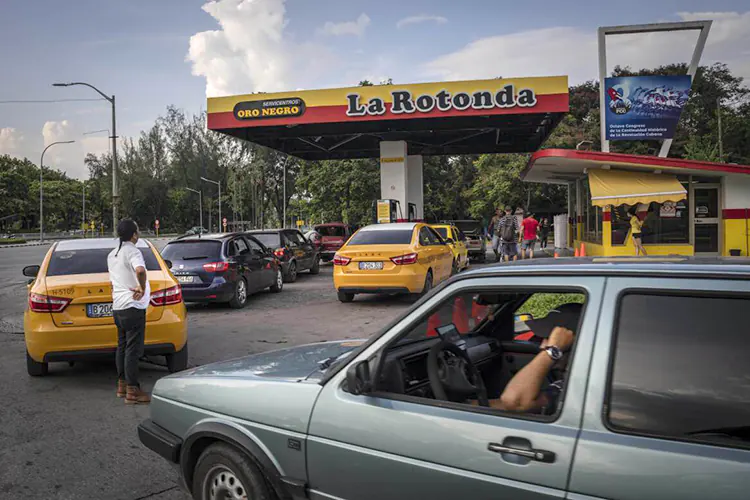 Sube Cuba 420% precio de gasolina