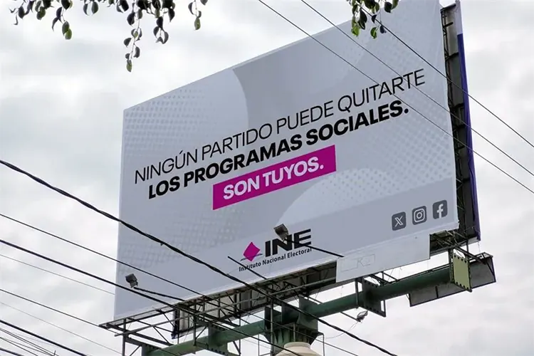 Xóchitl Gálvez publicó imágenes de espectaculares donde usa el logotipo del INE para evitar uso de programas sociales