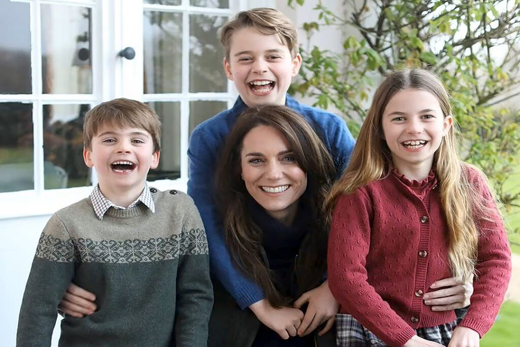 Kate Middleton pide disculpas por la manipulación de su fotografía Kate, princesa de Gales, se disculpa por alterar una foto familiar que alimentó los rumores sobre su salud.