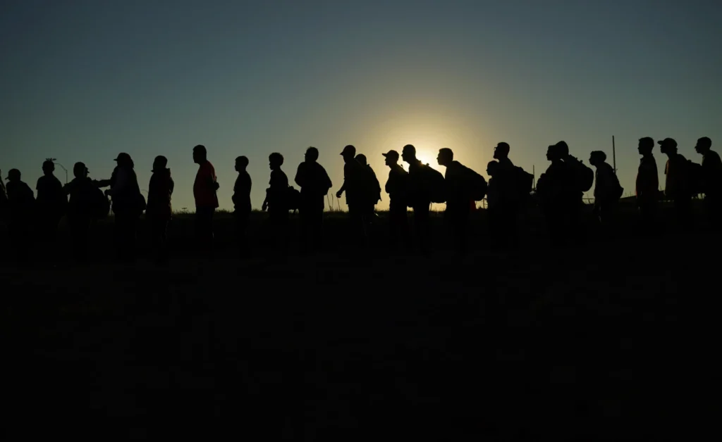 La decisión del martes de la Corte Suprema de permitir que Texas arrestara a inmigrantes acusados de ingresar ilegalmente al país podría tener un impacto dramático en la frontera entre Estados Unidos y México, pero su efecto inmediato fue moderado.