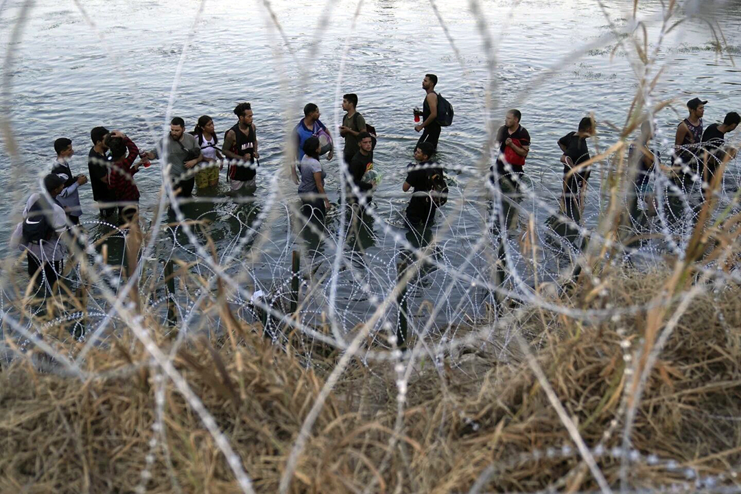 Entra en vigor ley para detener y expulsar migrantes en Texas