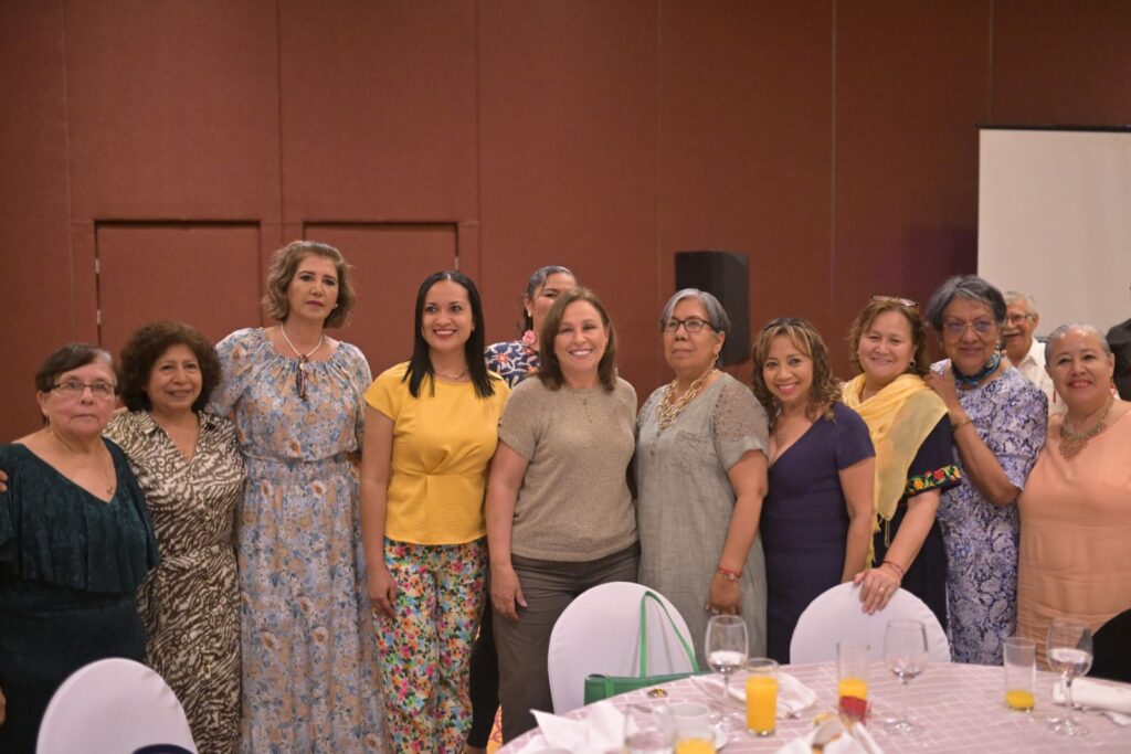 Los maestros son formadores de generaciones y la #4T devolvió al magisterio la dignidad y respeto que merecen como formadores de nuestros hijos e hijas. Salude esta mañana a compañeros del Sindicato Estatal de Trabajadores al Servicio de la Educación (SETSE) en Boca del Río. pic.twitter.com/cPvt5cqxtG— Rocío Nahle (@rocionahle) March 5, 2024