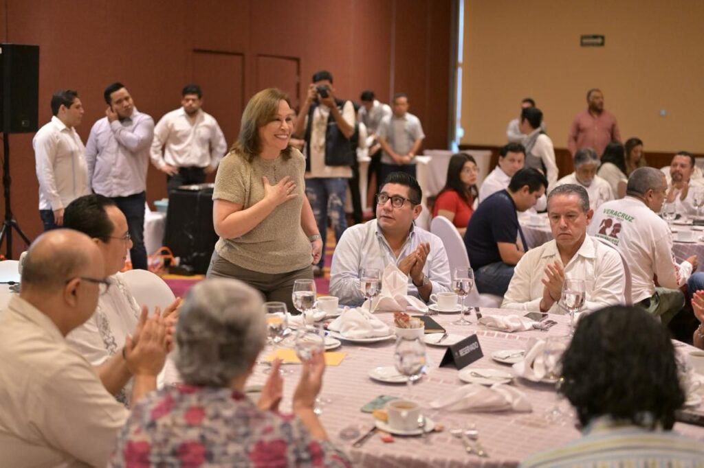 Los maestros son formadores de generaciones y la #4T devolvió al magisterio la dignidad y respeto que merecen como formadores de nuestros hijos e hijas. Salude esta mañana a compañeros del Sindicato Estatal de Trabajadores al Servicio de la Educación (SETSE) en Boca del Río. pic.twitter.com/cPvt5cqxtG— Rocío Nahle (@rocionahle) March 5, 2024