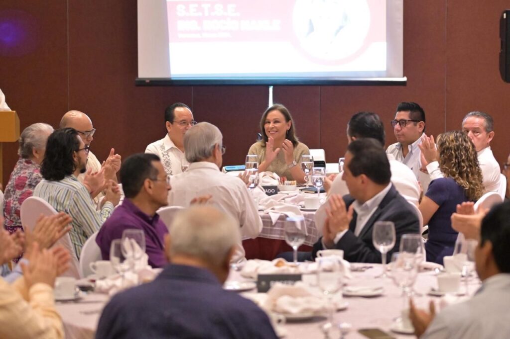 Los maestros son formadores de generaciones y la #4T devolvió al magisterio la dignidad y respeto que merecen como formadores de nuestros hijos e hijas. Salude esta mañana a compañeros del Sindicato Estatal de Trabajadores al Servicio de la Educación (SETSE) en Boca del Río. pic.twitter.com/cPvt5cqxtG— Rocío Nahle (@rocionahle) March 5, 2024