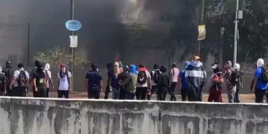 Normalistas de Ayotzinapa arrojan petardos a oficinas de la Fiscalía de Guerrero Un grupo de normalistas lanzaron petardos a las instalaciones de la Fiscalía de Guerrero para exigir justicia por el estudiante asesinado Kothan Gómez.