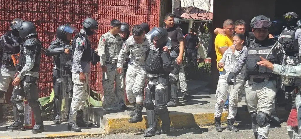 Normalistas de Ayotzinapa arrojan petardos a oficinas de la Fiscalía de Guerrero Un grupo de normalistas lanzaron petardos a las instalaciones de la Fiscalía de Guerrero para exigir justicia por el estudiante asesinado Kothan Gómez.