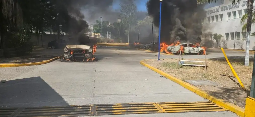 Normalistas de Ayotzinapa arrojan petardos a oficinas de la Fiscalía de Guerrero Un grupo de normalistas lanzaron petardos a las instalaciones de la Fiscalía de Guerrero para exigir justicia por el estudiante asesinado Kothan Gómez.