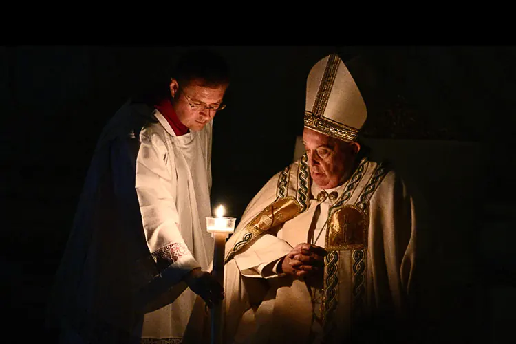 Papa Francisco encabeza Vigilia Pascual entre dudas sobre su estado de salud