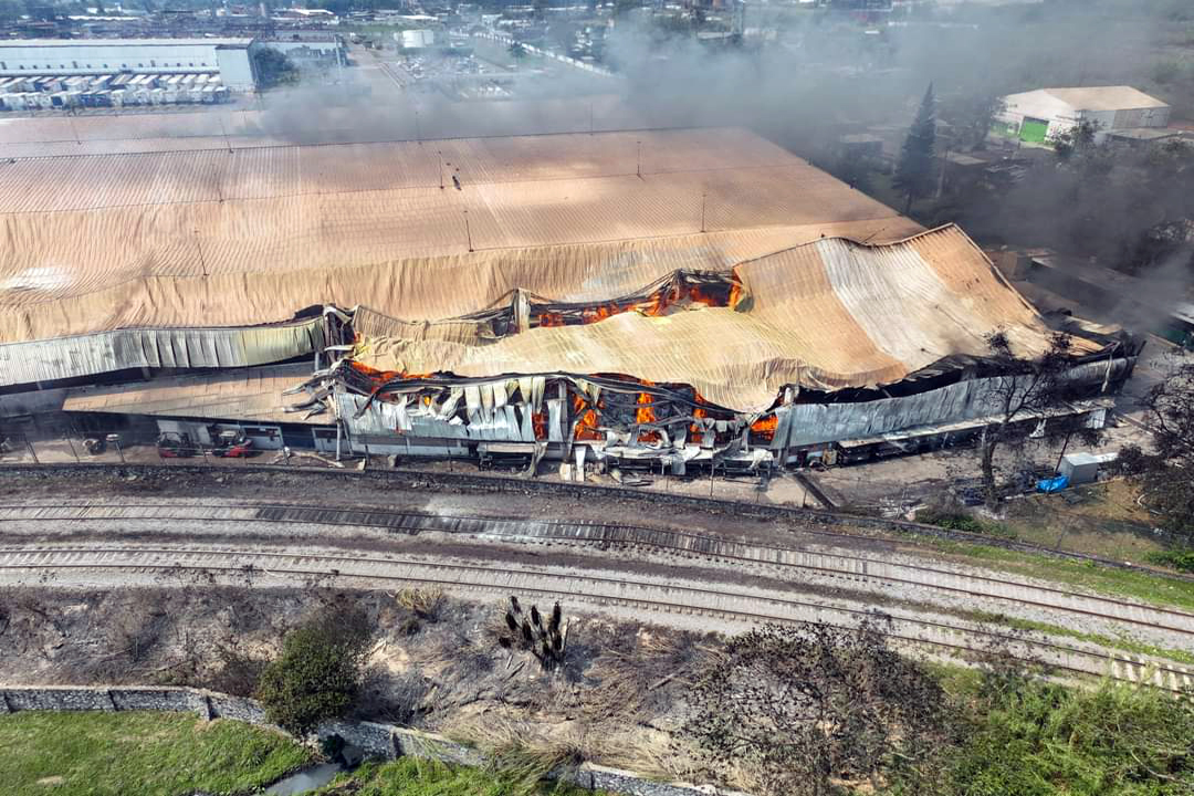 Arde en llamas fábrica International Paper de Ixtaczoquitlán