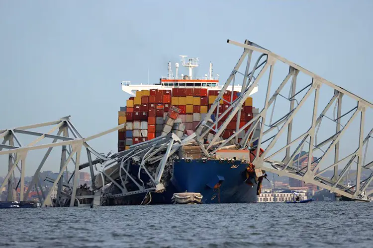 Cae puente de Baltimore tras ser golpeado por barco